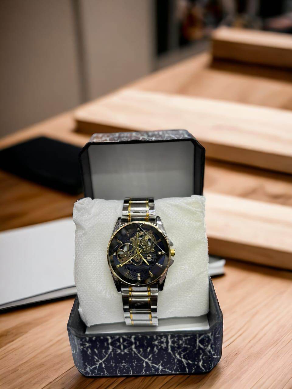 Crown Quartz Analogue Watch - Wi Gadget